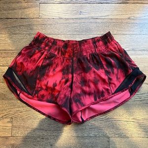 Lululemon hotty hot shorts game day red black tie dye size 4